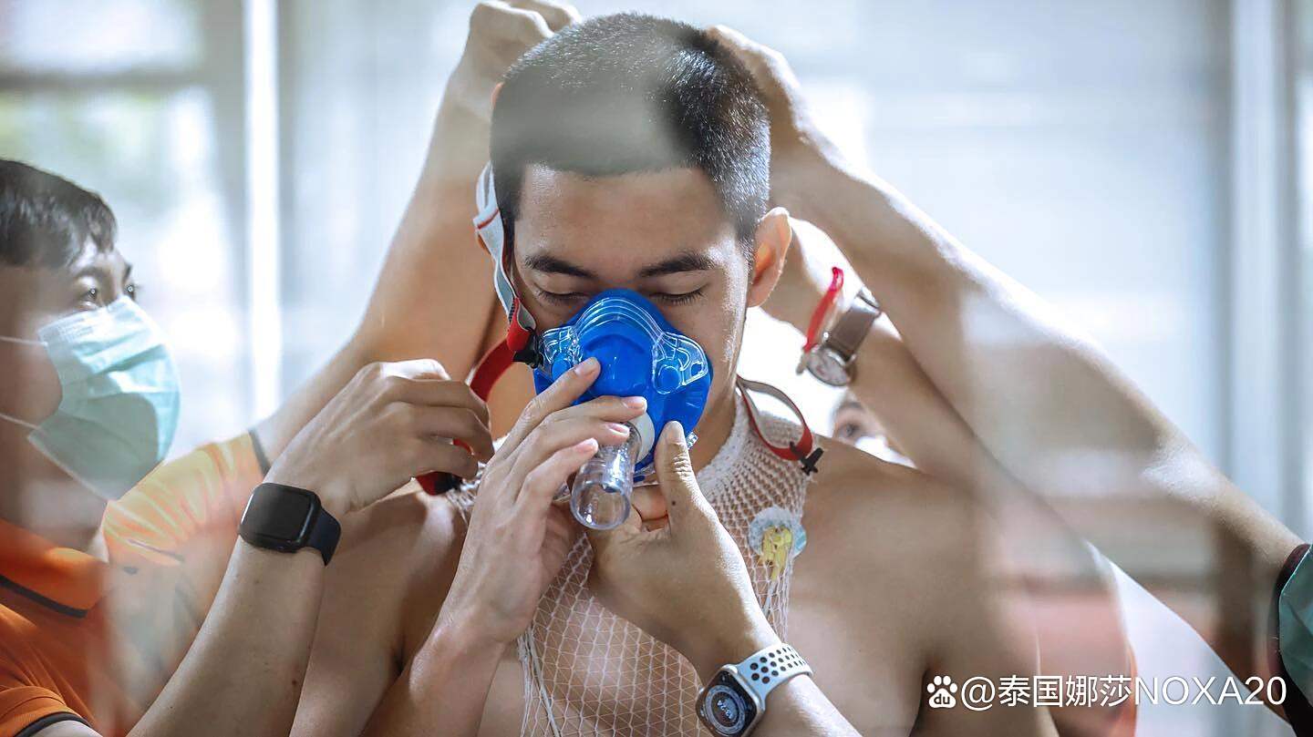 包含足球明星和他的团队为一项慈善活动筹集善款的词条