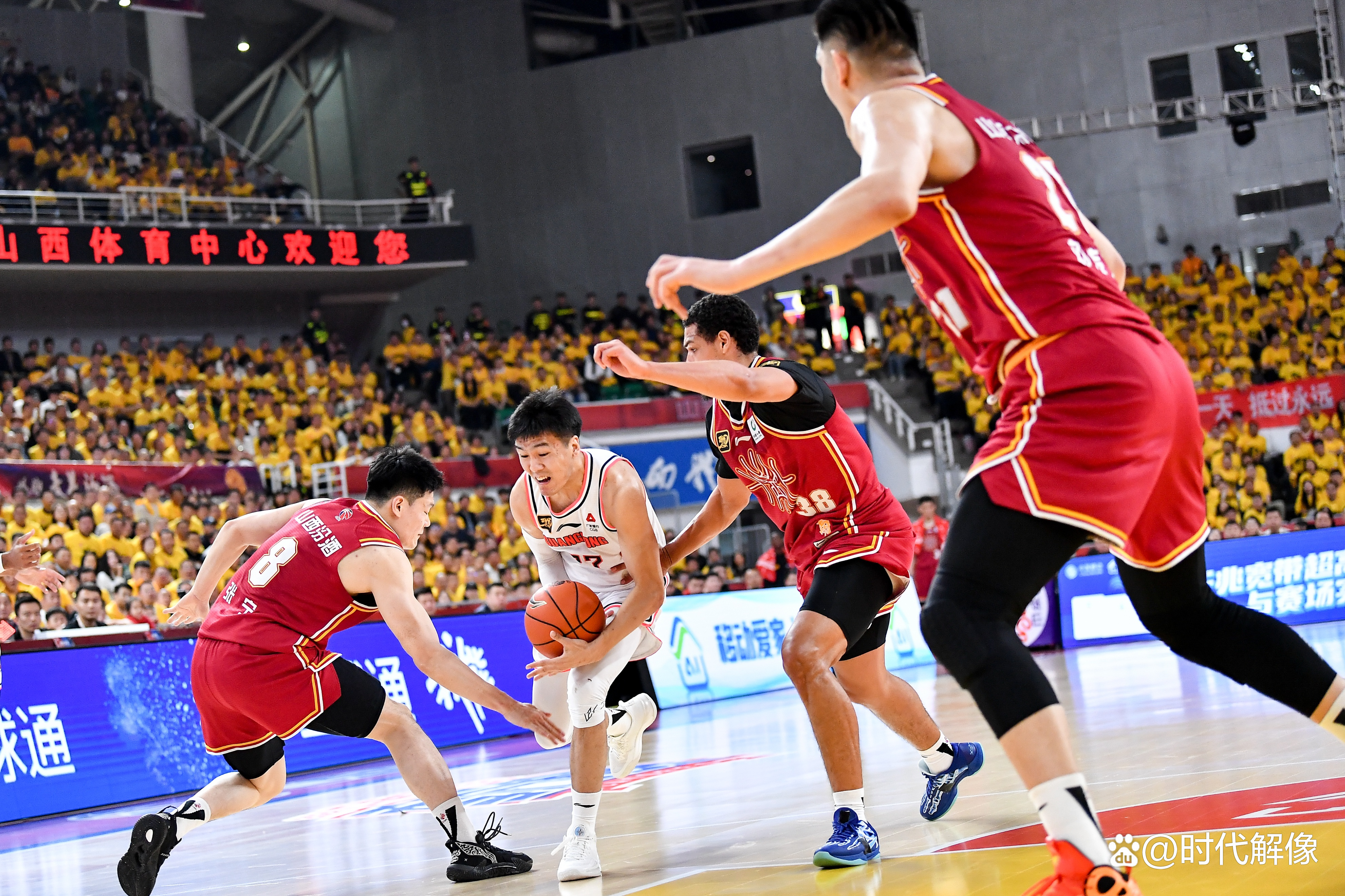 在广东队赛场上演CBA季后赛，爆冷，引发观众齐声高喊的简单介绍