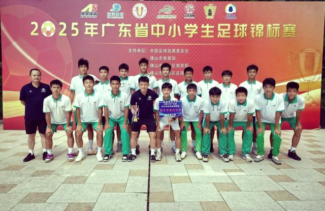 aoa体育馆-精彩比赛中，一支球队脱颖而出