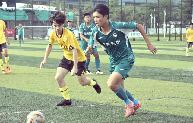 精彩比赛中,一支球队脱颖而出 精彩比赛中,一支球队脱颖而出