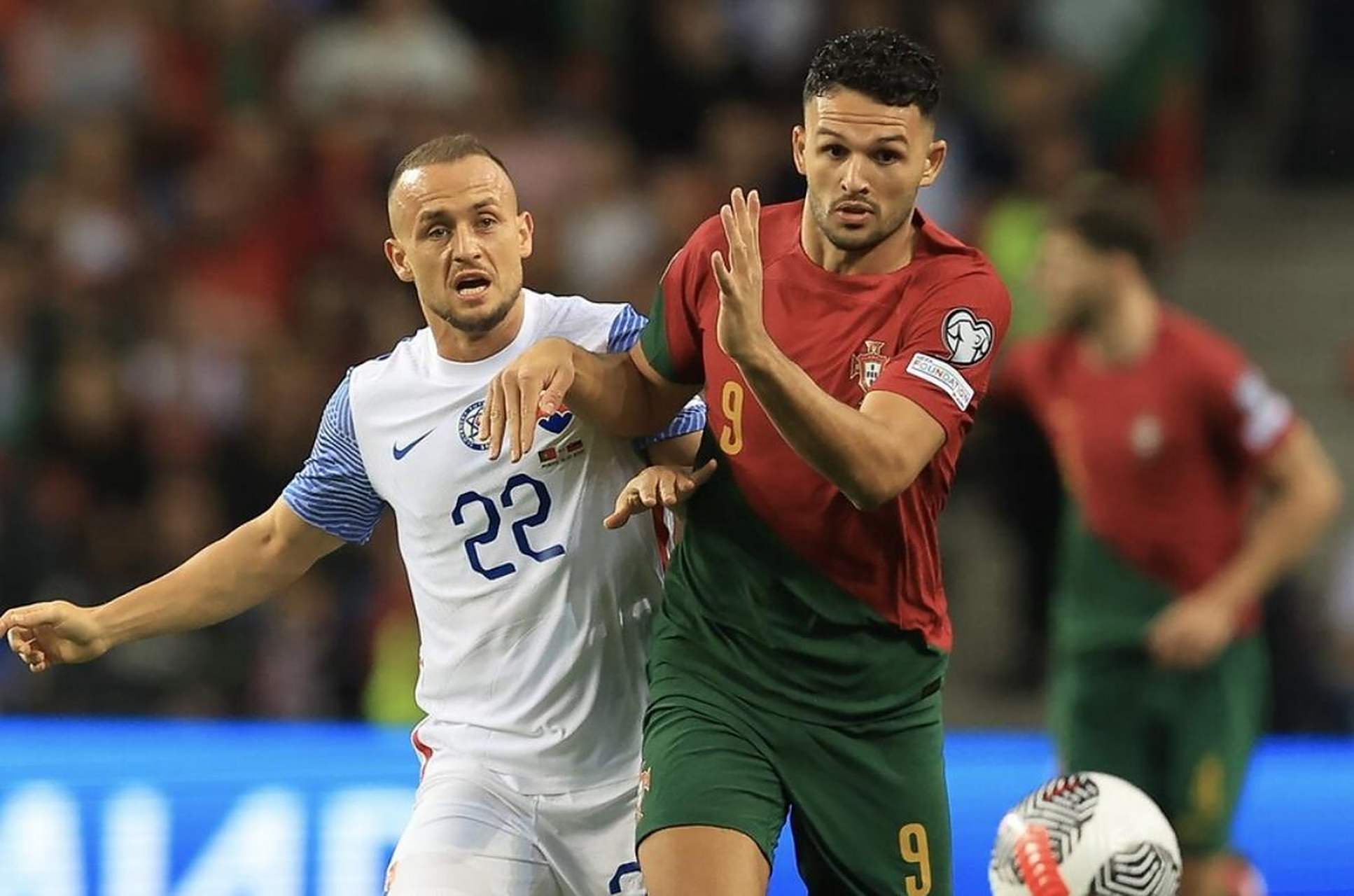 包含欧洲杯预选赛对决火爆上演,场上争夺激烈的词条 包含欧洲杯预选赛对决火爆上演,场上争夺激烈的词条