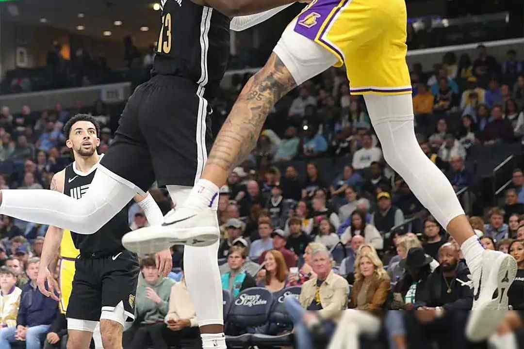 aoa体育视频-灰熊全队发挥出色，轻松击败灰熊