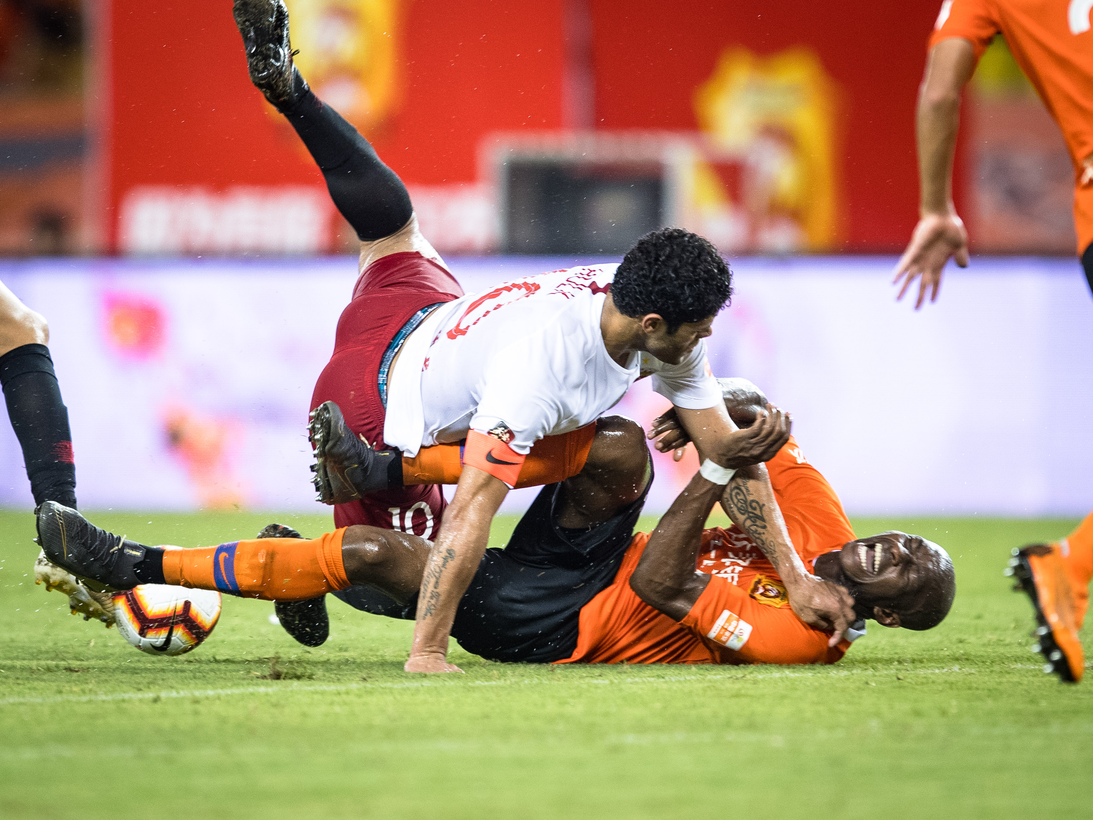 aoa体育官网-足球赛事：上港力克武汉卓尔，保持不败纪录