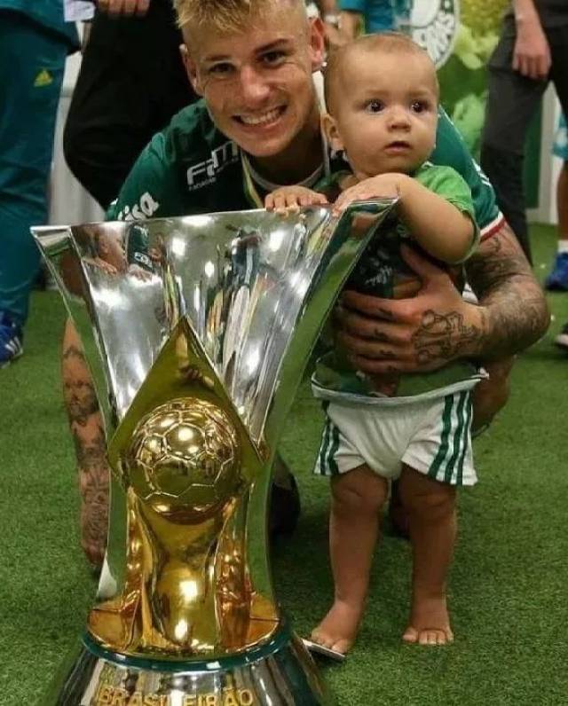 包含罗杰努户外表现优异，被誉为新星的词条