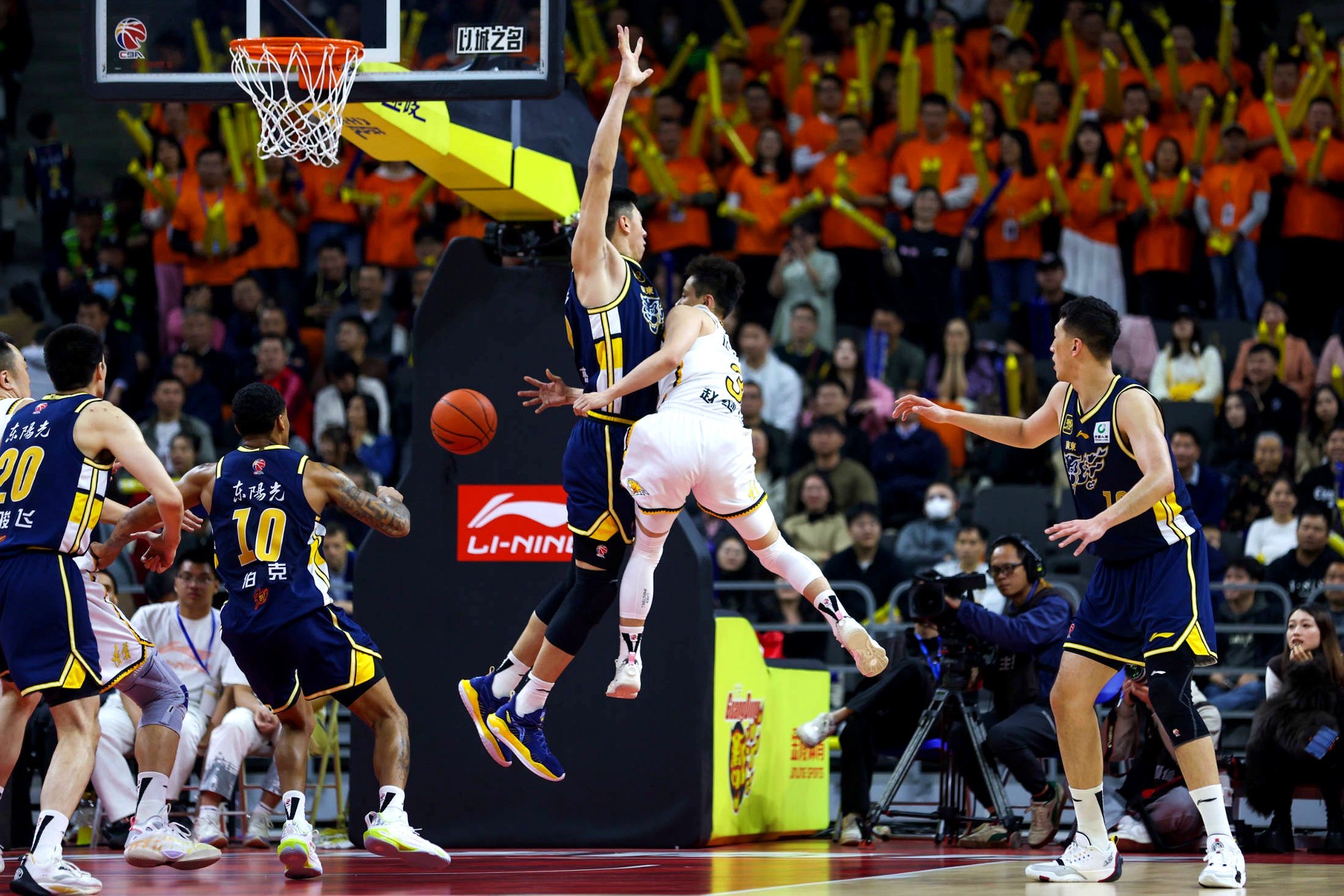 沈阳男篮在对抗中表现出强大的内线优势，轻松获胜的简单介绍