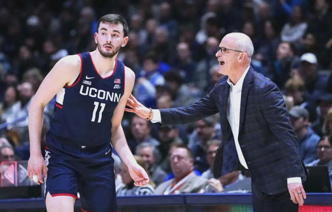 aoa体育活动-NBA选秀新星展现实力，快速跻身一线队