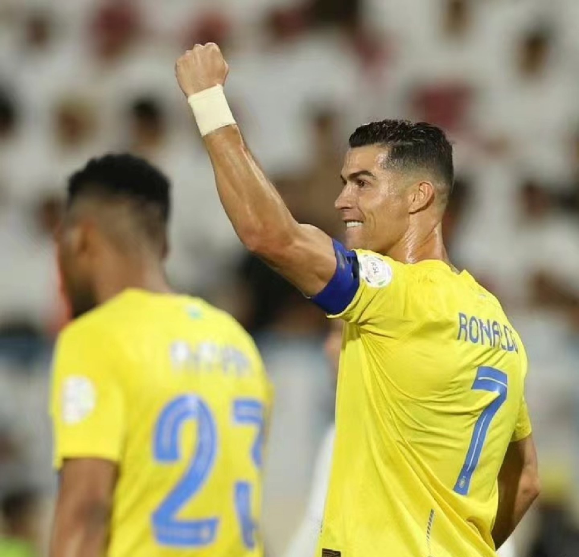 沙尔克球员在比赛中表现抢眼夺得胜利