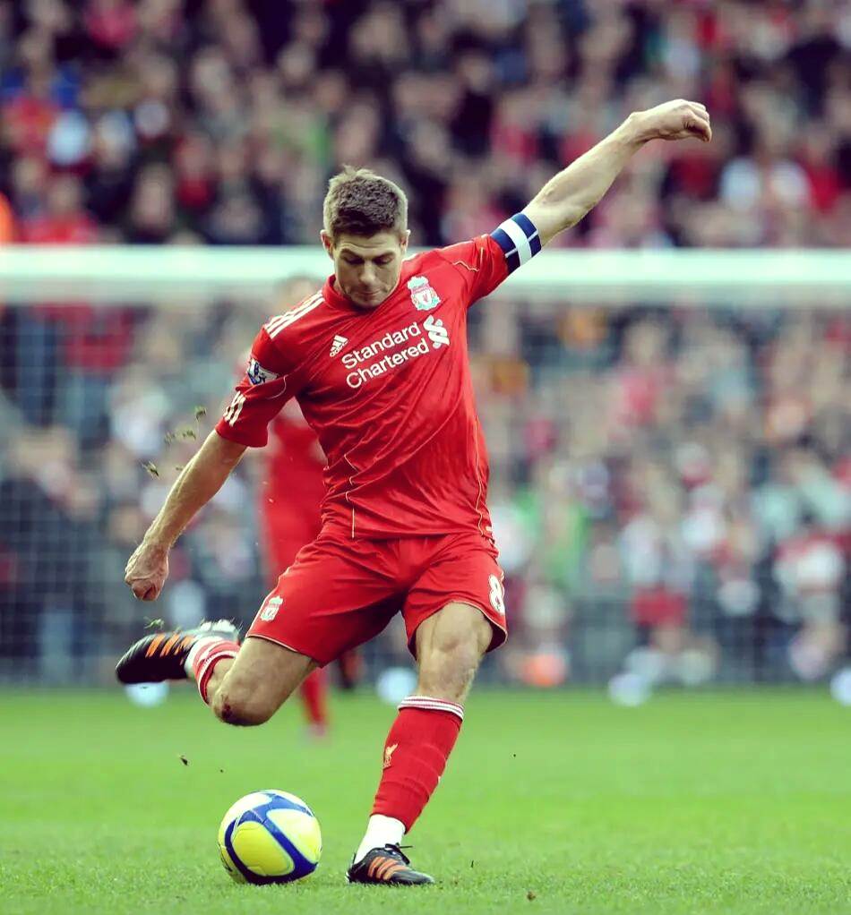 沙尔克球员在比赛中表现抢眼夺得胜利