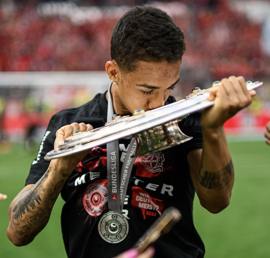 马德里竞技前锋苏亚雷斯因拉伤休战数周的简单介绍