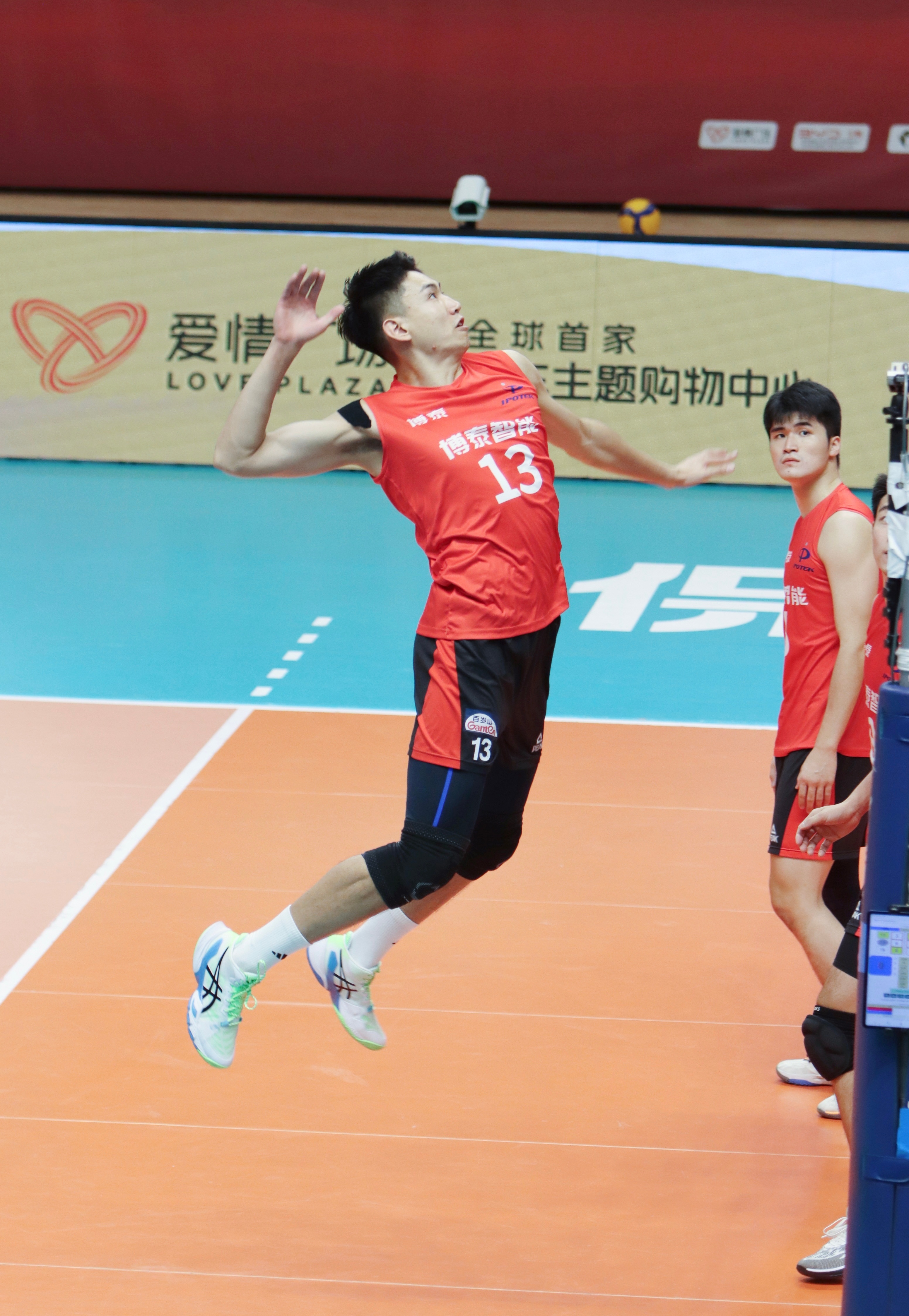 竞技体操精锐争霸，中国选手牢牢占据领先的简单介绍