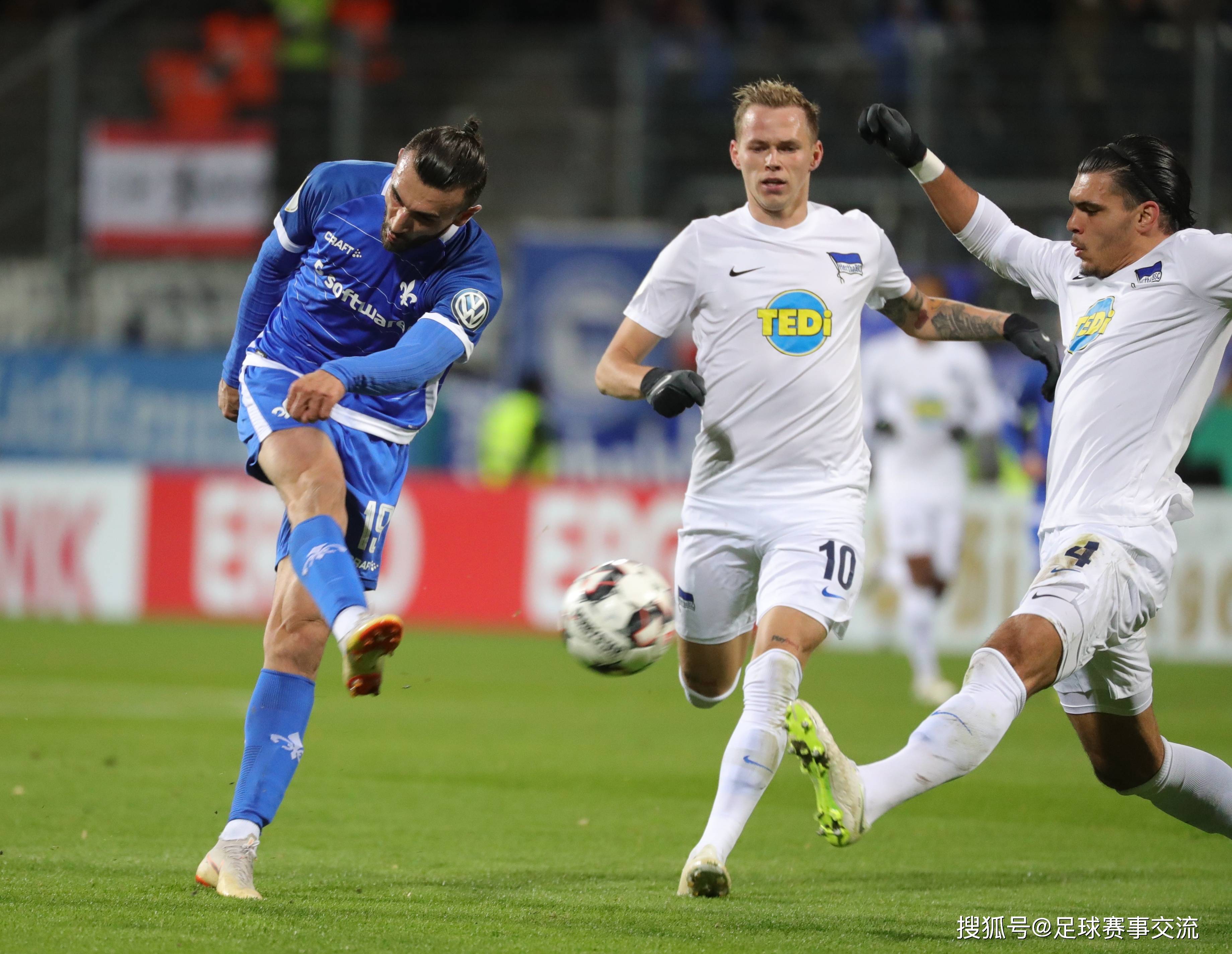 包含柏林赫塔击败门兴格拉德巴赫，赢得关键胜利的词条